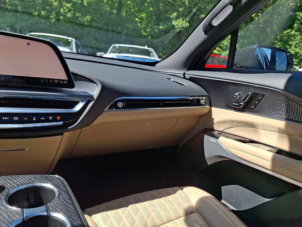 2024 Cadillac LYRIQ Luxury 3