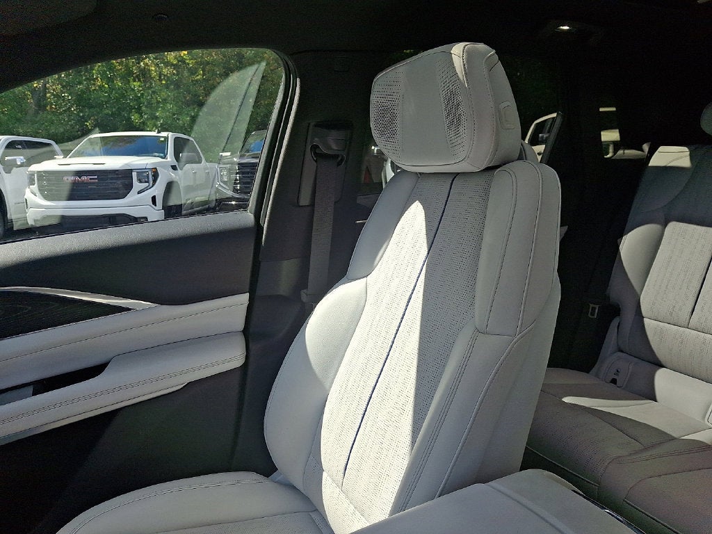 2024 Cadillac LYRIQ Luxury 3